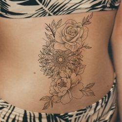 Faux tatouage mandala et fleurs