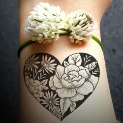 Tatouage éphémère coeur fleurs