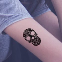 Tatouage éphémère petite tête de mort