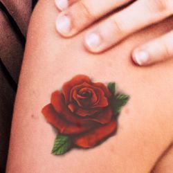 tatouage éphémère rose rouge