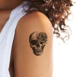 Tatouage éphémère tête de mort fleurie