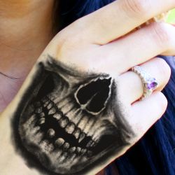 Tatouage éphémère tête de mort pour la main