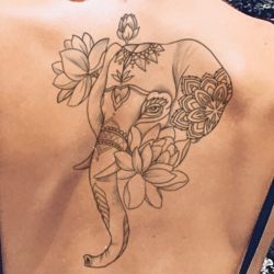 Tatouage temporaire éléphant décoré fleurs mandala