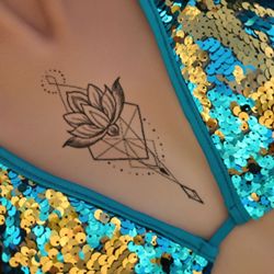 tatouage temporaire femme unalome