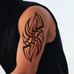 Tatouage temporaire homme bras tribal maori