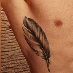 Tatouage temporaire homme plumes noires