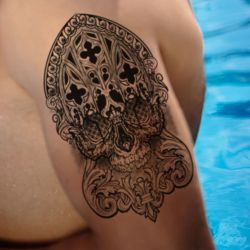 Tatouage temporaire homme tête de mort religieuse