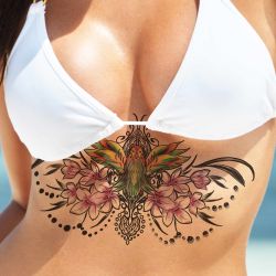 tattoo ephemere underboob oiseau tropical et fleurs roses