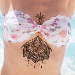 tatouage éphémère underboob plumes et ornements