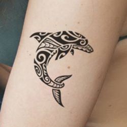 Tattoo éphémère dauphin maori polynésien